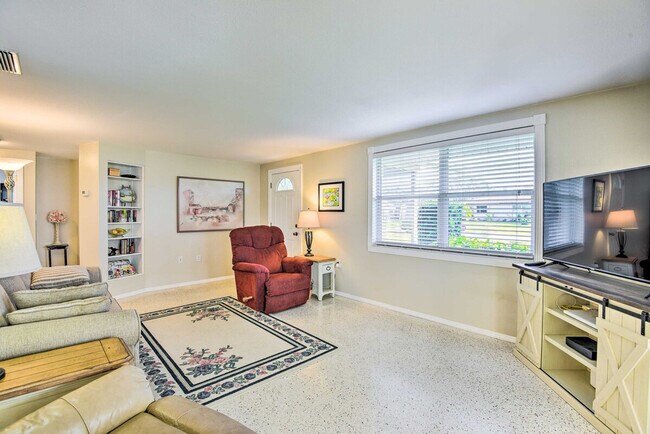 Building Photo - 896 S Venice Blvd