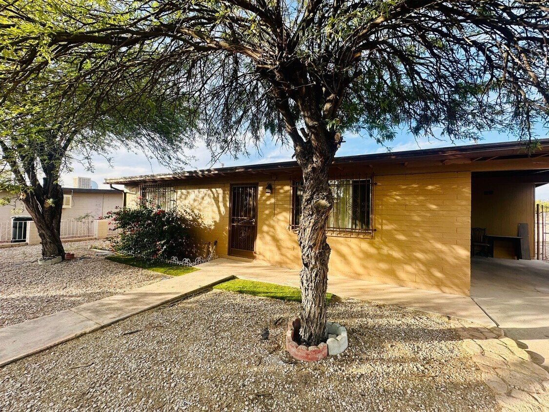 Foto principal - 2 Bedroom Renovate House! Large Yard and C...