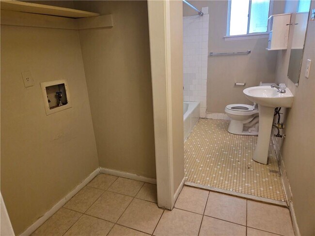 Foto del edificio - 897 6 Oaks Cir