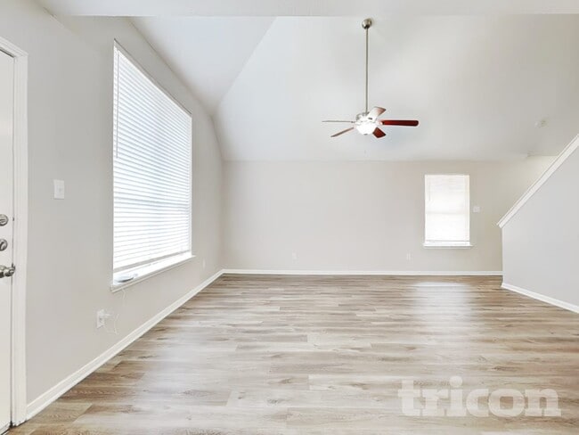 Foto del edificio - 6638 Windy River Ln