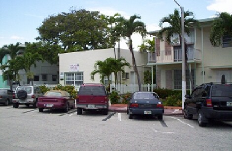 Foto del edificio - 7315 Byron Ave