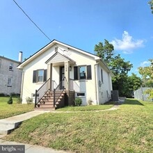 Building Photo - 124 Elm St