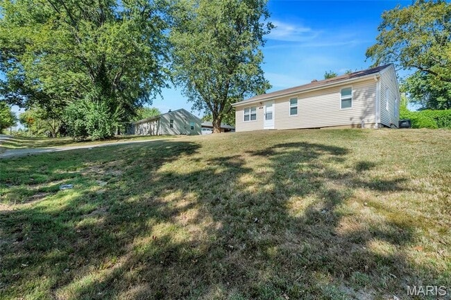 Building Photo - 2809 S River Rd