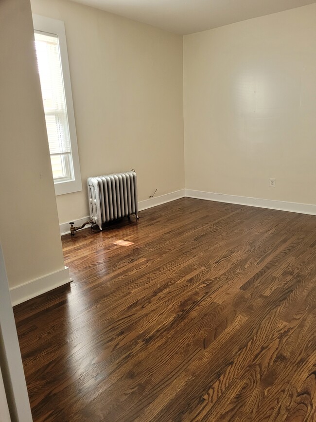 Bedroom - 402 E 18th St