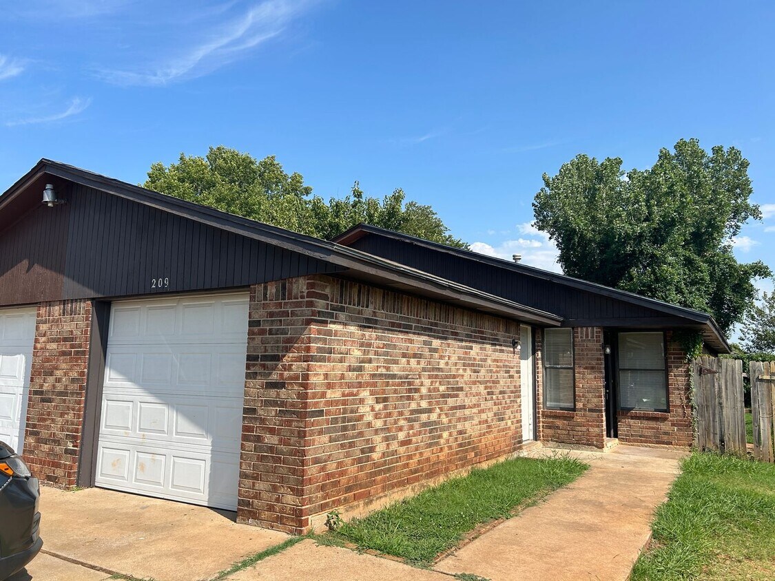 Primary Photo - 3 Bed/1 Bath Near Tinker AFB!