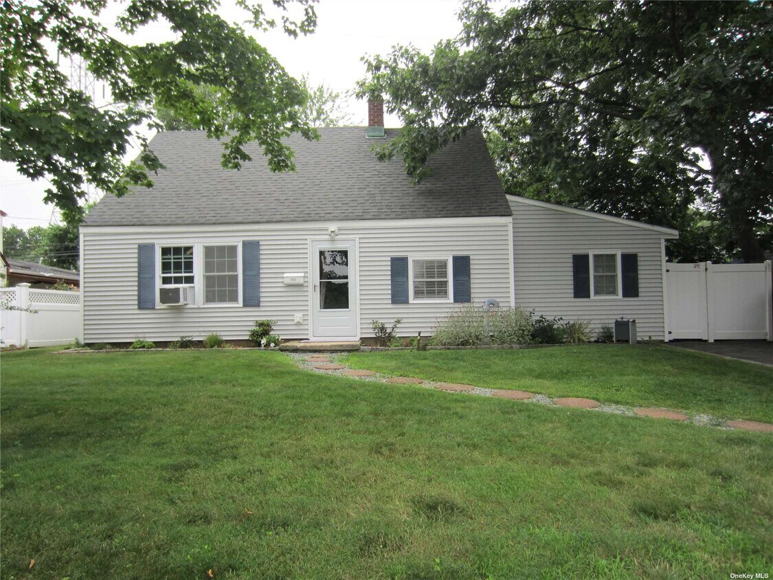 113 Hickory Ln, Levittown, NY 11756 House Rental in Levittown, NY