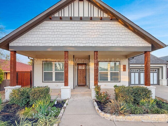 Foto del edificio - 313 E 3rd St