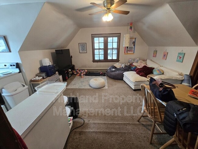 Building Photo - 520 NE Maple St