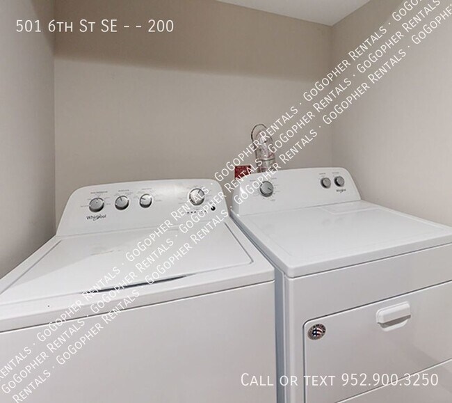Building Photo - 4 Bedroom Apartment Close to U of M Campus!