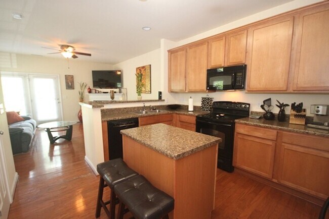 Foto del edificio - Bright end unit townhouse in a convenient ...