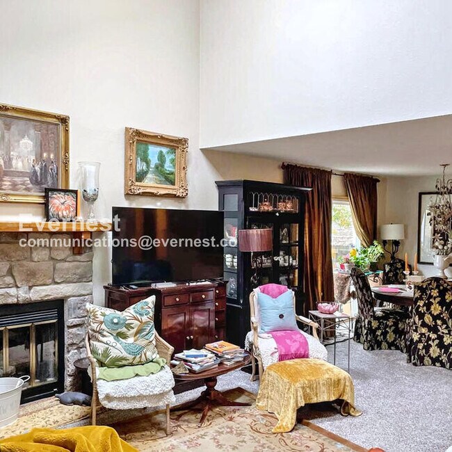 Building Photo - 3 Bed/2.5 Bath with Detached Garage / Avai...