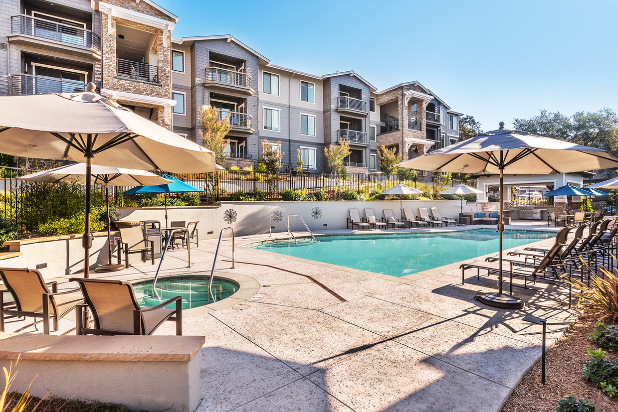 Jacuzzi, spa y piscina - Canyon Oaks Luxury Apartments