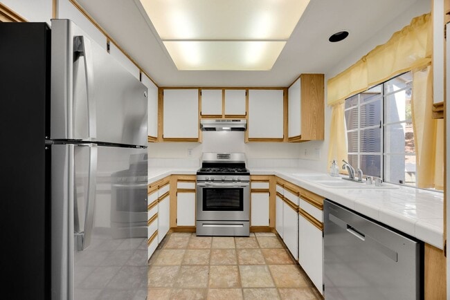 Building Photo - 16540 Greystone Dr