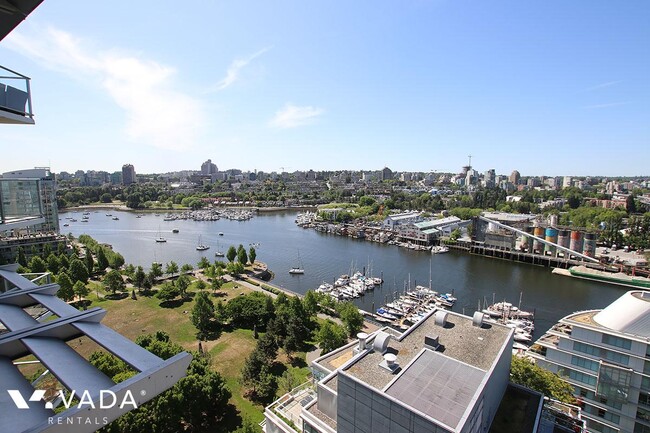 Photo du bâtiment - Icon Apartment For Rent 2103-638 Beach Cre...