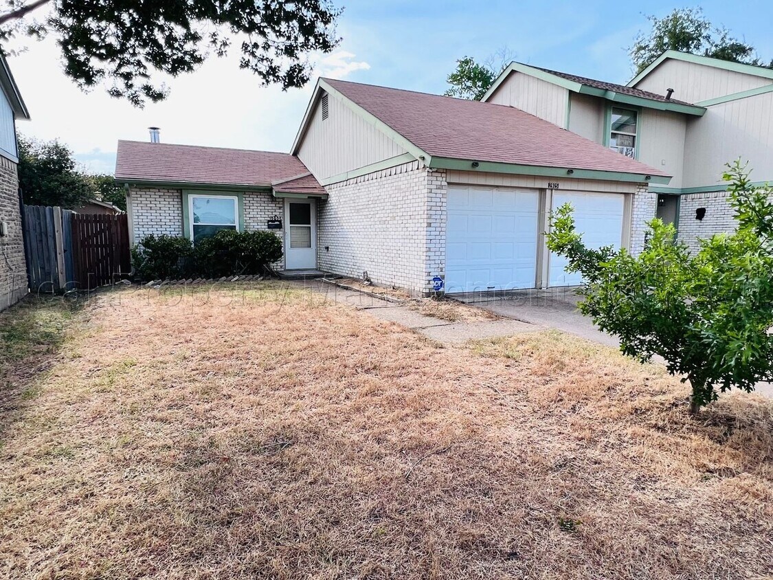 Primary Photo - Charming 2 bedroom 1-bathroom Duplex unit ...