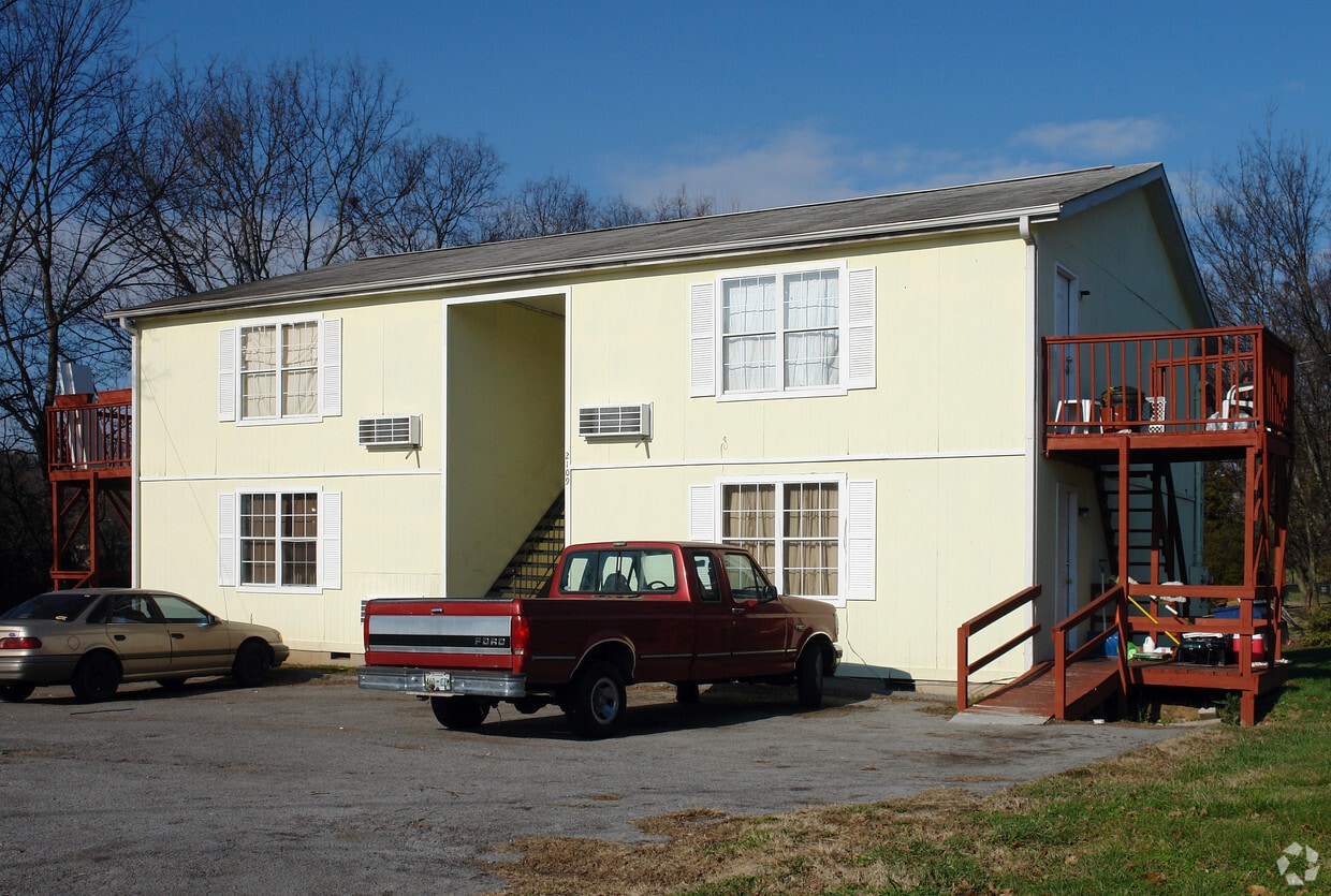 Primary Photo - 2109 Beaumont Ave