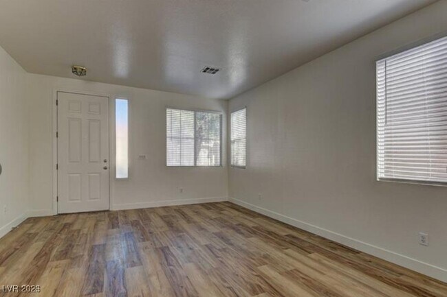 Building Photo - 885 Veranda View Ave