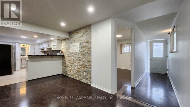 Photo du bâtiment - 417 N Lake Rd