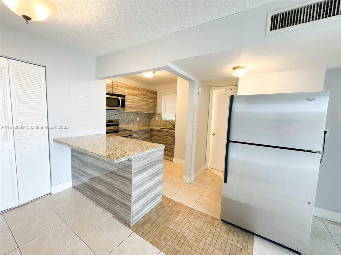 Building Photo - 8840 Fontainebleau Blvd