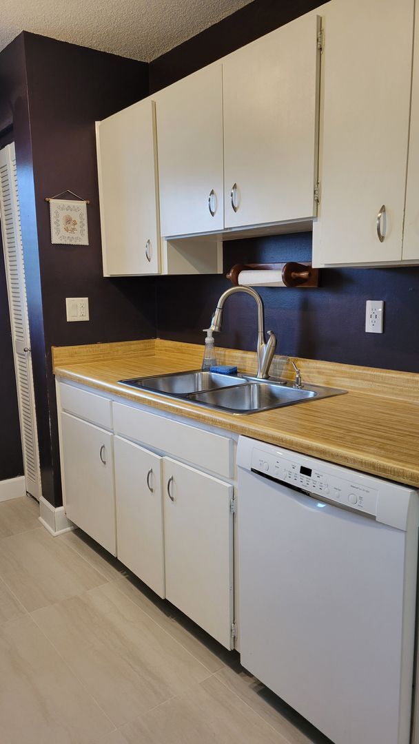 Photo - Annual or short term turnkey furnished gro... House