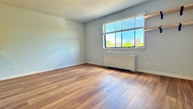 Foto del edificio - Fully Remodeled Sunny & Quiet Top Floor St...