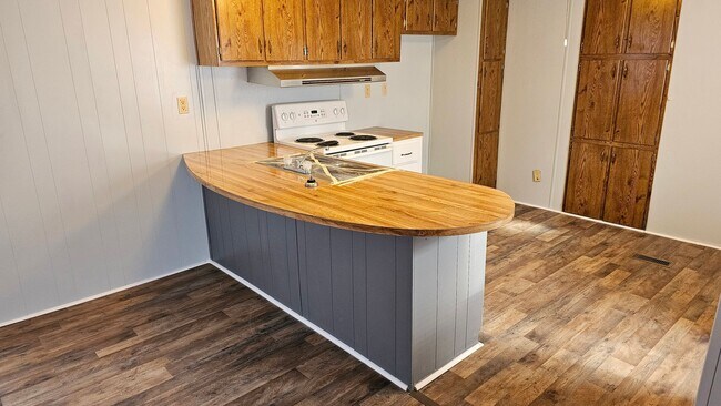 Foto del edificio - 2217 Glenburn Rd