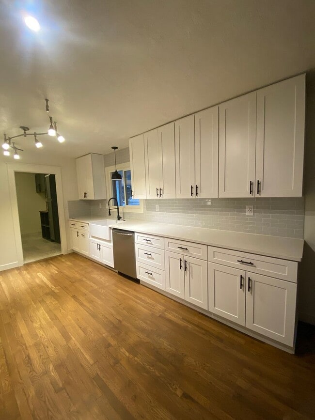 Building Photo - Gorgeous Fully Remodeled 3 Bed 1.5 bath!