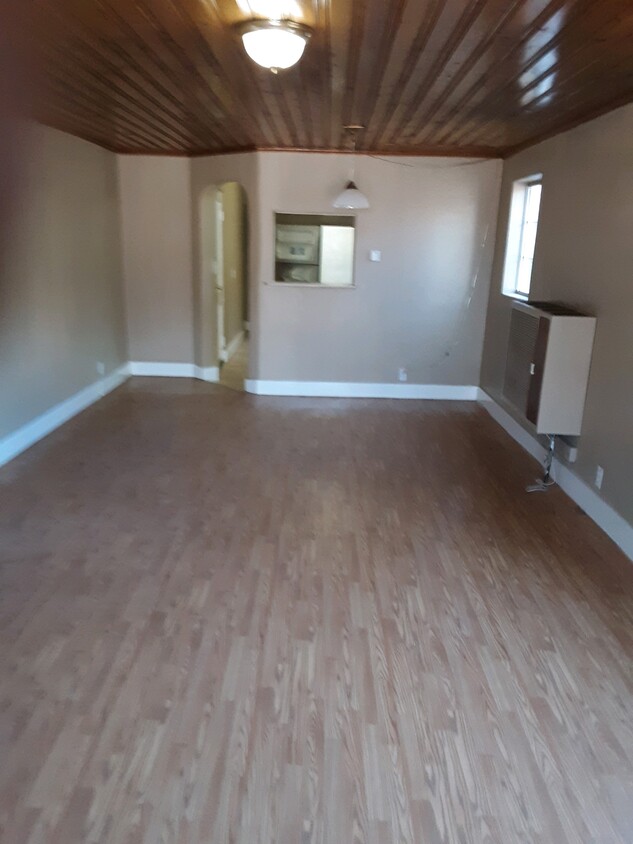Living room - 502 E Green Ave