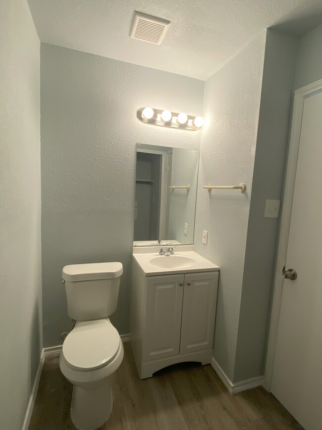 Half bathroom - 10621 Starcrest Dr