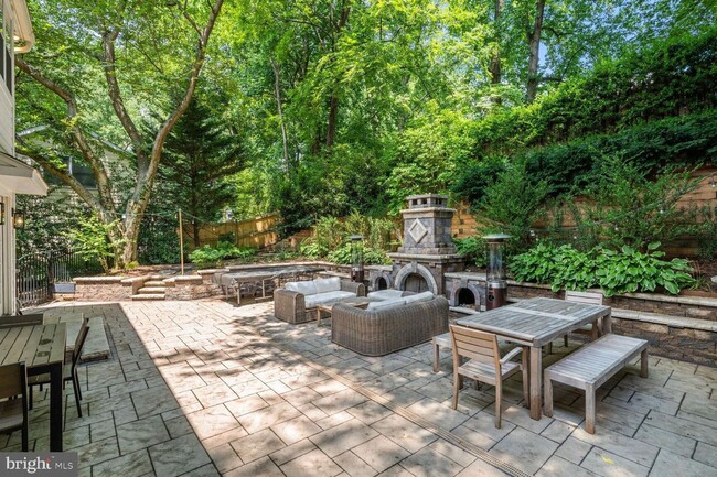 Building Photo - 5 Bed 4.5 Bath - Bethesda len Echo Heights...