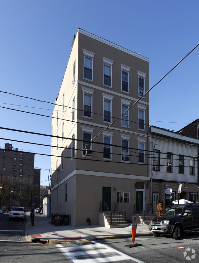 Primary Photo - 300 Monroe St