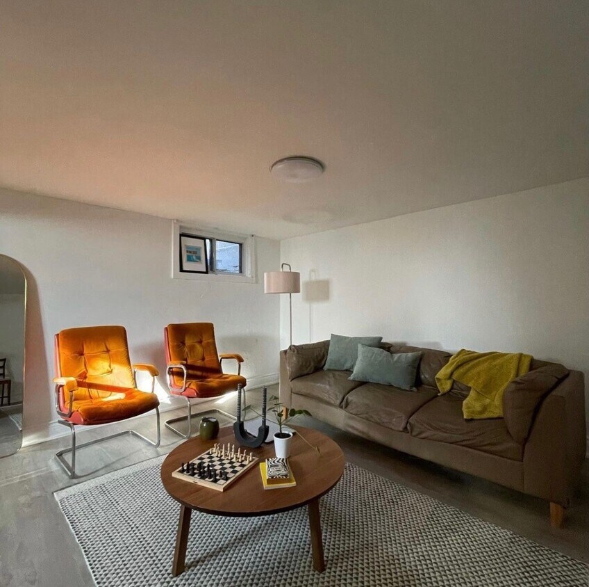 Photo du bâtiment - Great lower level apartment!