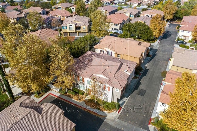 Building Photo - Stunning Two-Story 3 Bed/2.5 Bath Condo In...