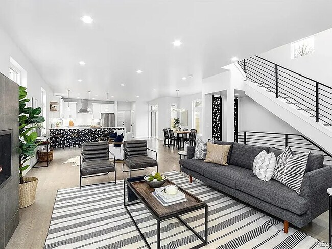 Foto del edificio - 2458 Chase St