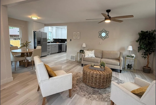 Building Photo - 1925 Syracuse St