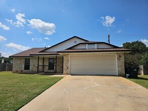 Building Photo - 904 Woodview Dr