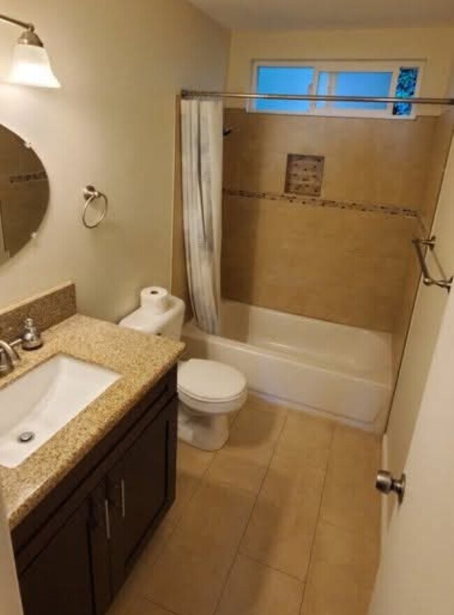 Baño completo con ducha - 4281 Lowell St
