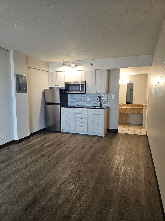 Building Photo - Remodeled Studio Apartments Near Memorial ...