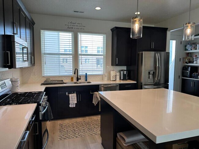 Building Photo - 4672 W Vermillion Dr