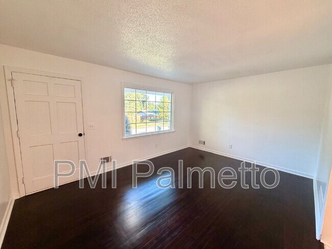 Foto del edificio - 128 Crestmore Dr