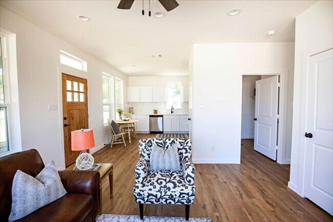 Building Photo - Move-In Ready, Beautiful 3 Bed 2 Bath - Ho...