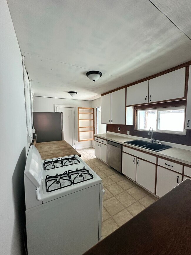 Foto del edificio - Large 4 Bedroom Apartment in Canyonville