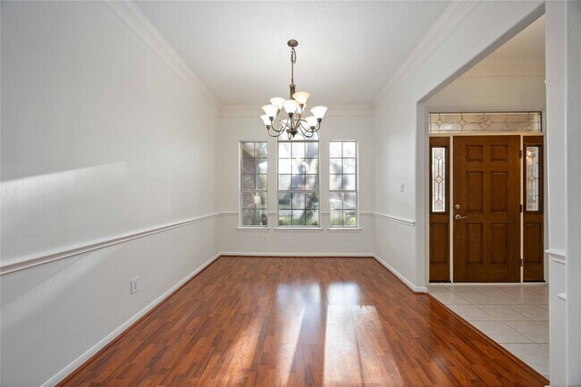 Building Photo - 8615 Saratoga Dr