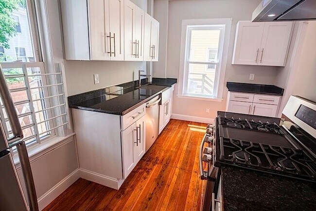 Foto del edificio - 9/1 No Fee!  Sunny, updated 3BR near Central Sq w/balcony