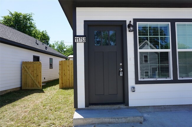 Building Photo - 11753 White Cedar St