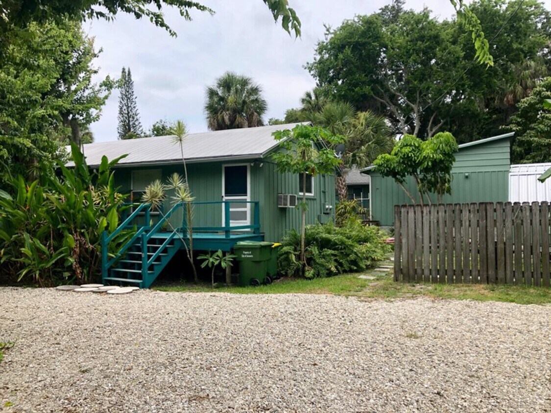 Building Photo - Bayou Oaks