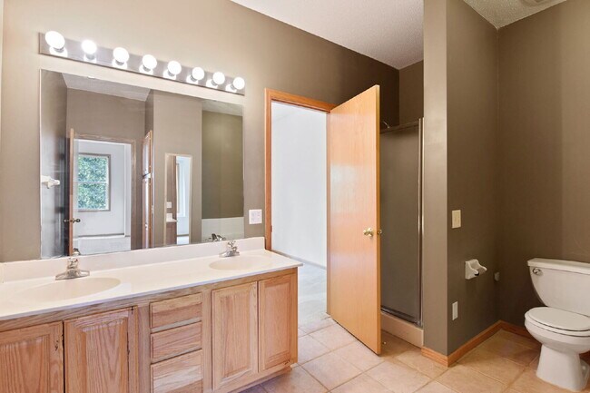 Foto del edificio - Charming 2-Bed Townhouse in Wayzata with Hardwood Elegance & Cozy Fireplace!