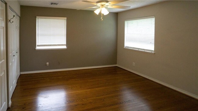 Building Photo - 208 St Lukes Dr