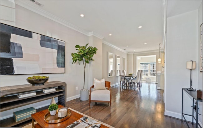 Building Photo - 4 bed 3.5 bath. Parking! Pets Welcome!