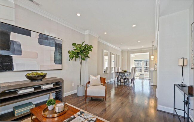 Foto del edificio - 4 bed 3.5 bath. Parking! Pets Welcome!